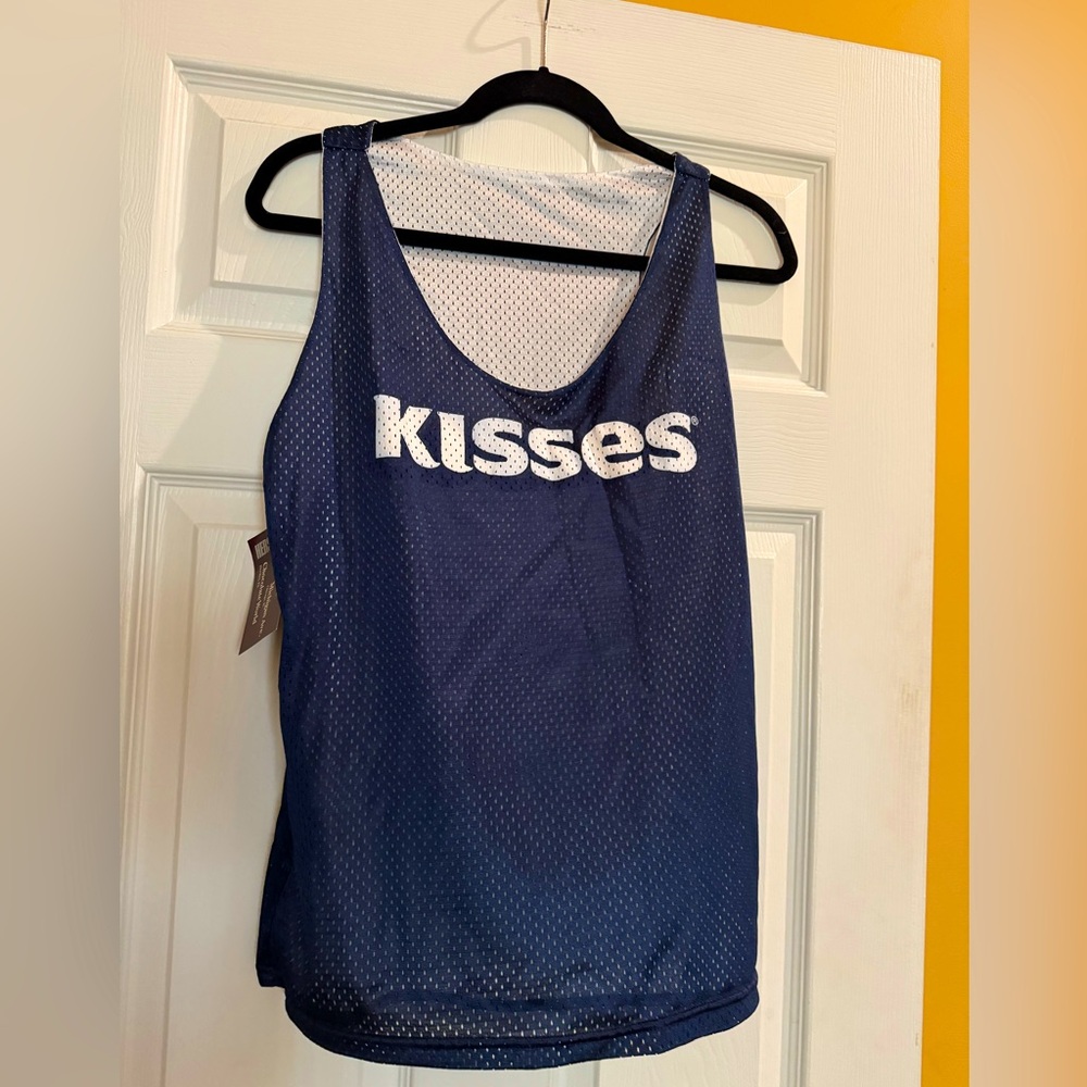 Hershey Chocolate World: reversible white & navy 'Kisses' Mesh Pinnie. Size S/M